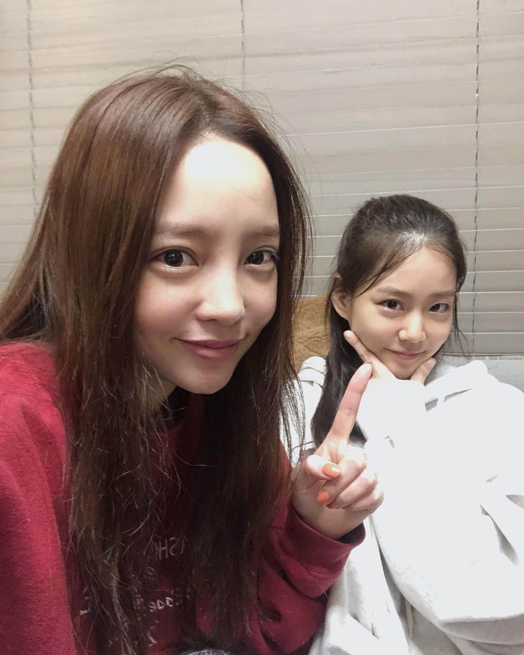 ク・ハラのインスタグラム：「우리 둘 다 화이팅!  힘든 세상..당당하게 걷기~~~~ 승연언니 아직도 동안 얼굴 왜이렇게 작아...언니 사랑해 ❤️」