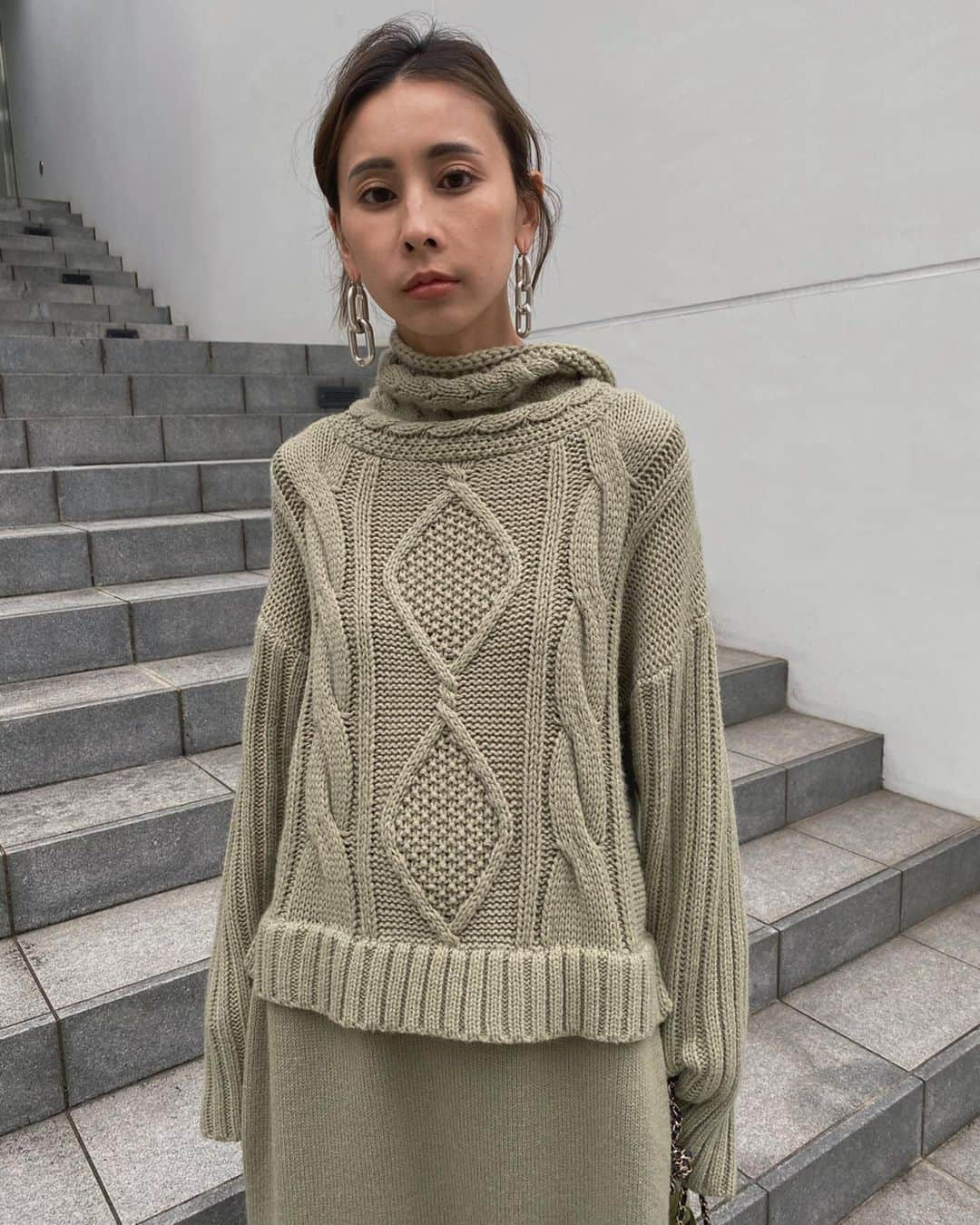 黒石奈央子さんのインスタグラム写真 - (黒石奈央子Instagram)「あめりふく。 . . LONG SLIT CABLE KNIT top ¥17500.+tax 11/1 . スリットニットのピスタチオ✌️ 綺麗目カラーはどんな方でも着こなしていただけます！ . @ameri_shinjuku @amerivintage @ameri_daikanyama @ameri.shinsaibashi #ameri#amerivintage #fashion #vintagefashion #coordinate#ootd#outfit#osanposnap #705_outfit #大人ファッション #大人コーディネート #大人スタイル #modestyle #modefashion#modecasual」10月30日 17時22分 - blackstone705