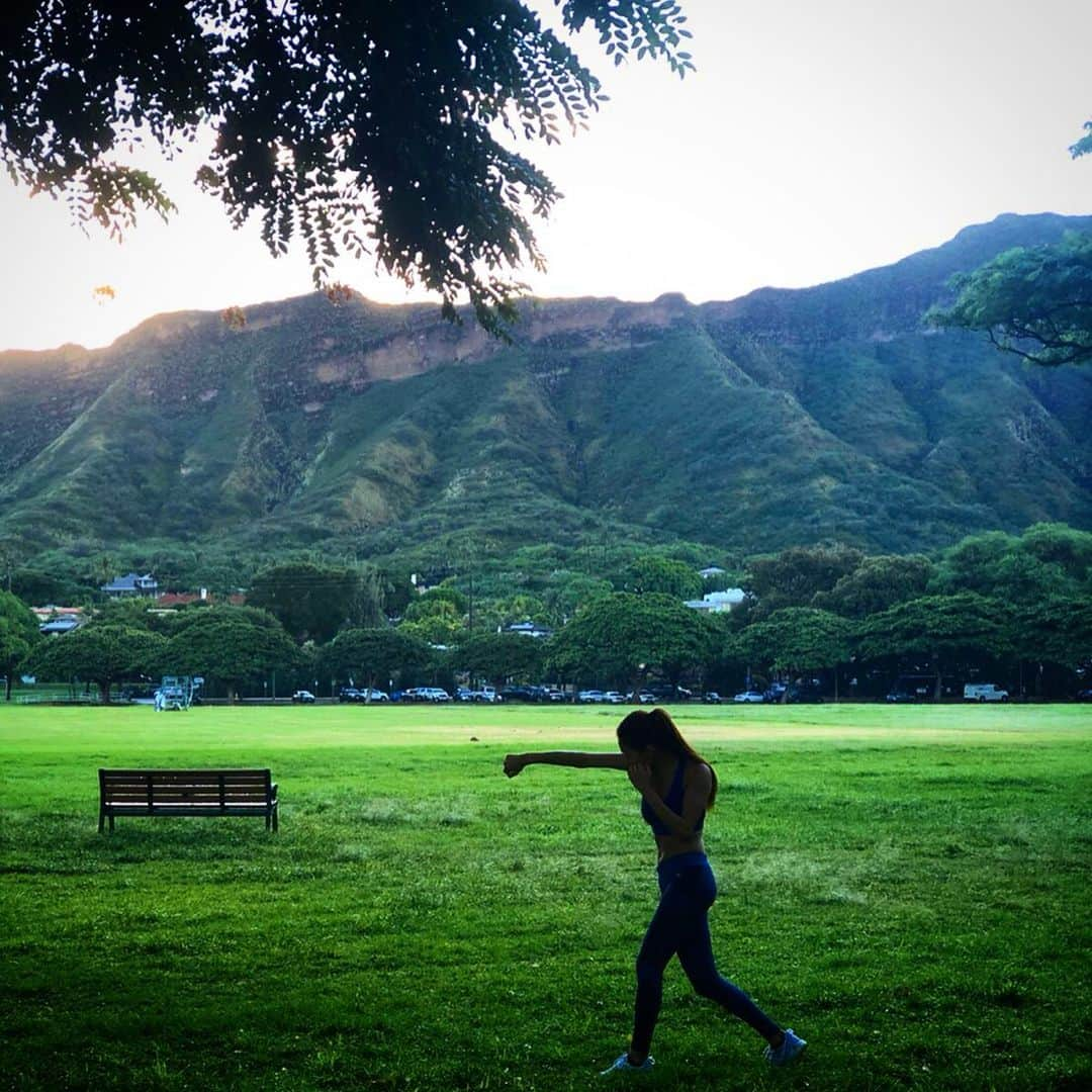 青山めぐさんのインスタグラム写真 - (青山めぐInstagram)「朝日バックにトレーニング🥊🌄🌴 #hawaii #morningsun #training #shadow #kickboxing #sportswear #ponytail #nature」10月30日 17時34分 - megu_19880928