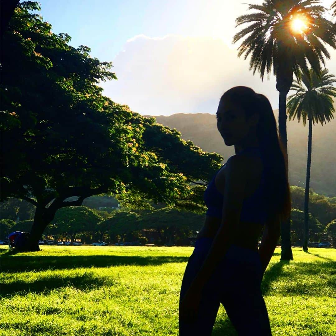 青山めぐさんのインスタグラム写真 - (青山めぐInstagram)「朝日バックにトレーニング🥊🌄🌴 #hawaii #morningsun #training #shadow #kickboxing #sportswear #ponytail #nature」10月30日 17時34分 - megu_19880928