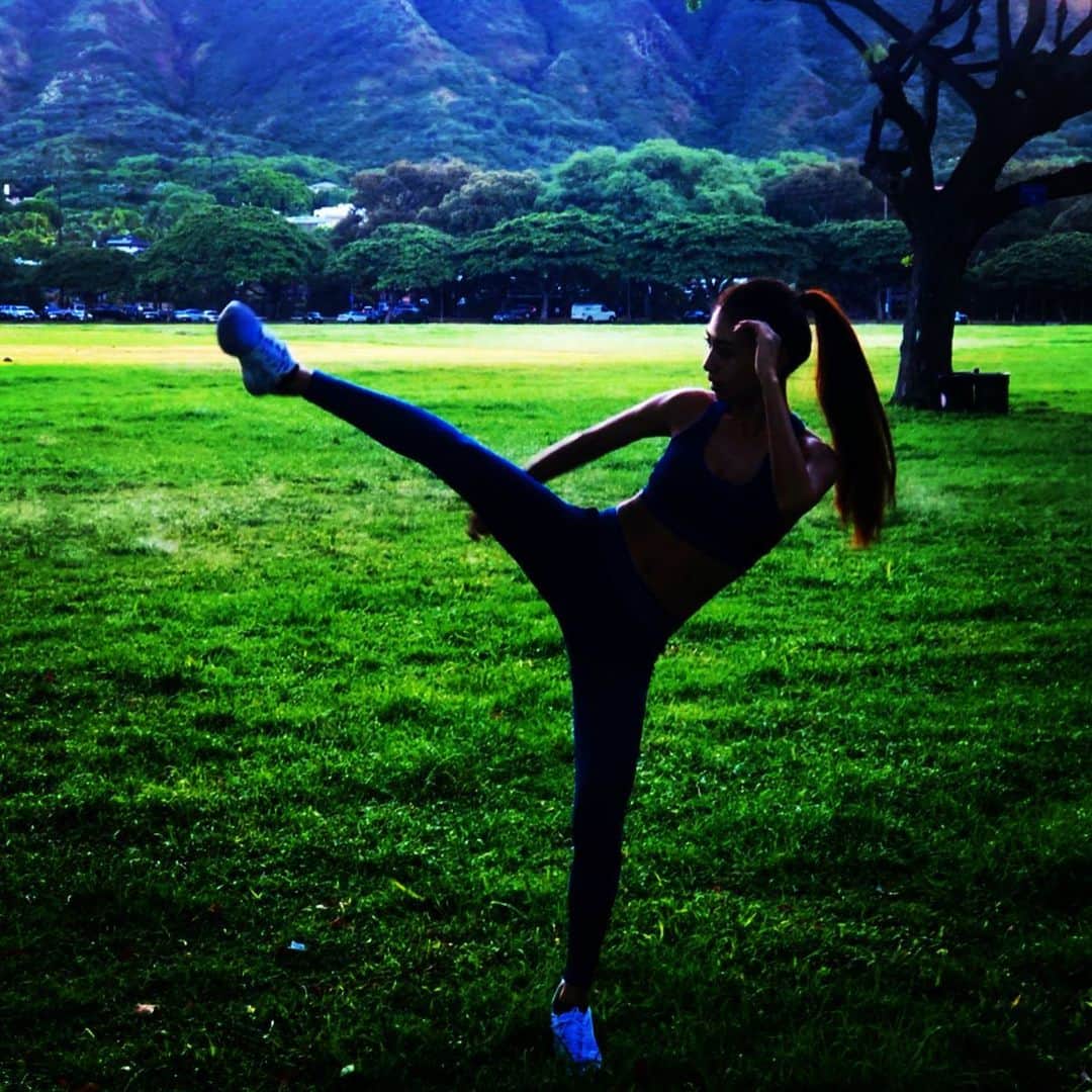 青山めぐさんのインスタグラム写真 - (青山めぐInstagram)「朝日バックにトレーニング🥊🌄🌴 #hawaii #morningsun #training #shadow #kickboxing #sportswear #ponytail #nature」10月30日 17時34分 - megu_19880928