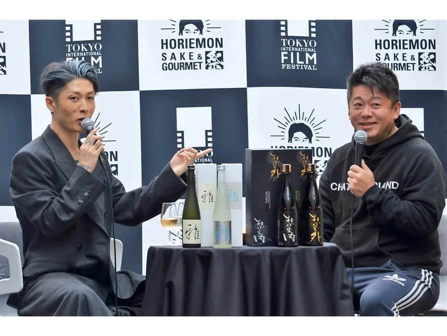 児玉アメリア彩さんのインスタグラム写真 - (児玉アメリア彩Instagram)「『ホリエモン×東京国際映画祭 SAKE&GOURMET祭』‬﻿ ﻿ MCを務めさせていただいた﻿ 堀江貴文さん×MIYAVIさん×大信州田中隆一さん×増田徳兵衛商店 増田徳兵衛さん﻿ のスペシャルトークショー﻿ ﻿ ‪前日がMIYAVI SAKEのローンチということで、﻿ この日が初のお披露目‬となりました🙌﻿ さらに、この10月29日は堀江さんのお誕生日ということで、意味合いの深い一日に。﻿ ﻿ ﻿ ﻿ 私も今年 稲刈りに同行させていただいた、﻿ 堀江さんプロデュース酒、﻿ 長野県大信州酒造さんとのオリジナル純米大吟醸「想定内」「想定外」「想定内 梅酒」﻿ ﻿ そして﻿ MIYAVIさんプロデュースの、﻿ 京都府伏見の増田徳兵衛商店「月の桂」とタッグを組んだ新しい⽇本酒ブランド「MIYAVI SAKE」 ﻿ ﻿ ﻿ これらの魅力的な日本酒を囲み、﻿ 世界を見据えた日本酒の未来についてお話しいただきました。﻿ お足元の悪い中ご来場いただいた皆様ありがとうございました！﻿ ﻿ ﻿ ﻿ こちらの日本酒イベントは11月5日まで開催中！﻿ チケットがなくてもokなので、当日ふらっと立ち寄ってもお楽しみいただます💕﻿ ぜひ。﻿ ﻿ ﻿ ﻿ ﻿ ﻿ ﻿ #sake #MIYAVI #miyavisake #月の桂 #大信州 #六本木ヒルズ #portrait #instalike #misssake #諏訪の国公式アンバサダー #児玉アメリア彩 #ミス日本酒 #日本酒 #日本酒女子 #長野女子 #長野酒﻿ #日本酒インスタグラマー #ポン酒タグラム #日本酒フォト #sakekampai #sakebottle #飲酒タグラム #酒スタグラム #日本酒で乾杯 #sakelover﻿ #sakegirl #sakestagram #japanesesake #selfie」10月30日 17時30分 - aya_amelia_kodama