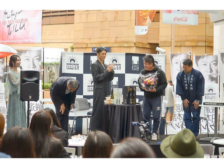 児玉アメリア彩さんのインスタグラム写真 - (児玉アメリア彩Instagram)「『ホリエモン×東京国際映画祭 SAKE&GOURMET祭』‬﻿ ﻿ MCを務めさせていただいた﻿ 堀江貴文さん×MIYAVIさん×大信州田中隆一さん×増田徳兵衛商店 増田徳兵衛さん﻿ のスペシャルトークショー﻿ ﻿ ‪前日がMIYAVI SAKEのローンチということで、﻿ この日が初のお披露目‬となりました🙌﻿ さらに、この10月29日は堀江さんのお誕生日ということで、意味合いの深い一日に。﻿ ﻿ ﻿ ﻿ 私も今年 稲刈りに同行させていただいた、﻿ 堀江さんプロデュース酒、﻿ 長野県大信州酒造さんとのオリジナル純米大吟醸「想定内」「想定外」「想定内 梅酒」﻿ ﻿ そして﻿ MIYAVIさんプロデュースの、﻿ 京都府伏見の増田徳兵衛商店「月の桂」とタッグを組んだ新しい⽇本酒ブランド「MIYAVI SAKE」 ﻿ ﻿ ﻿ これらの魅力的な日本酒を囲み、﻿ 世界を見据えた日本酒の未来についてお話しいただきました。﻿ お足元の悪い中ご来場いただいた皆様ありがとうございました！﻿ ﻿ ﻿ ﻿ こちらの日本酒イベントは11月5日まで開催中！﻿ チケットがなくてもokなので、当日ふらっと立ち寄ってもお楽しみいただます💕﻿ ぜひ。﻿ ﻿ ﻿ ﻿ ﻿ ﻿ ﻿ #sake #MIYAVI #miyavisake #月の桂 #大信州 #六本木ヒルズ #portrait #instalike #misssake #諏訪の国公式アンバサダー #児玉アメリア彩 #ミス日本酒 #日本酒 #日本酒女子 #長野女子 #長野酒﻿ #日本酒インスタグラマー #ポン酒タグラム #日本酒フォト #sakekampai #sakebottle #飲酒タグラム #酒スタグラム #日本酒で乾杯 #sakelover﻿ #sakegirl #sakestagram #japanesesake #selfie」10月30日 17時30分 - aya_amelia_kodama