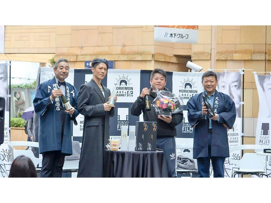 児玉アメリア彩さんのインスタグラム写真 - (児玉アメリア彩Instagram)「『ホリエモン×東京国際映画祭 SAKE&GOURMET祭』‬﻿ ﻿ MCを務めさせていただいた﻿ 堀江貴文さん×MIYAVIさん×大信州田中隆一さん×増田徳兵衛商店 増田徳兵衛さん﻿ のスペシャルトークショー﻿ ﻿ ‪前日がMIYAVI SAKEのローンチということで、﻿ この日が初のお披露目‬となりました🙌﻿ さらに、この10月29日は堀江さんのお誕生日ということで、意味合いの深い一日に。﻿ ﻿ ﻿ ﻿ 私も今年 稲刈りに同行させていただいた、﻿ 堀江さんプロデュース酒、﻿ 長野県大信州酒造さんとのオリジナル純米大吟醸「想定内」「想定外」「想定内 梅酒」﻿ ﻿ そして﻿ MIYAVIさんプロデュースの、﻿ 京都府伏見の増田徳兵衛商店「月の桂」とタッグを組んだ新しい⽇本酒ブランド「MIYAVI SAKE」 ﻿ ﻿ ﻿ これらの魅力的な日本酒を囲み、﻿ 世界を見据えた日本酒の未来についてお話しいただきました。﻿ お足元の悪い中ご来場いただいた皆様ありがとうございました！﻿ ﻿ ﻿ ﻿ こちらの日本酒イベントは11月5日まで開催中！﻿ チケットがなくてもokなので、当日ふらっと立ち寄ってもお楽しみいただます💕﻿ ぜひ。﻿ ﻿ ﻿ ﻿ ﻿ ﻿ ﻿ #sake #MIYAVI #miyavisake #月の桂 #大信州 #六本木ヒルズ #portrait #instalike #misssake #諏訪の国公式アンバサダー #児玉アメリア彩 #ミス日本酒 #日本酒 #日本酒女子 #長野女子 #長野酒﻿ #日本酒インスタグラマー #ポン酒タグラム #日本酒フォト #sakekampai #sakebottle #飲酒タグラム #酒スタグラム #日本酒で乾杯 #sakelover﻿ #sakegirl #sakestagram #japanesesake #selfie」10月30日 17時30分 - aya_amelia_kodama