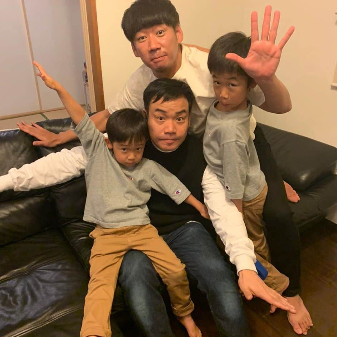 山本栄治さんのインスタグラム写真 - (山本栄治Instagram)「やまもとまさみ家で  ロケ  ロケ終わり  かんきち（兄）  こうきち（弟）  が空手を始めたとの事で  何を隠そう私、小中と空手をしてて  黒帯で有段者なんです👍  てな訳で対戦しました‼️‼️ この２人は強くなるなっ👍  頼もしい‼️‼️‼️ ママを守っておくれよ👍」10月30日 17時30分 - eiji7115