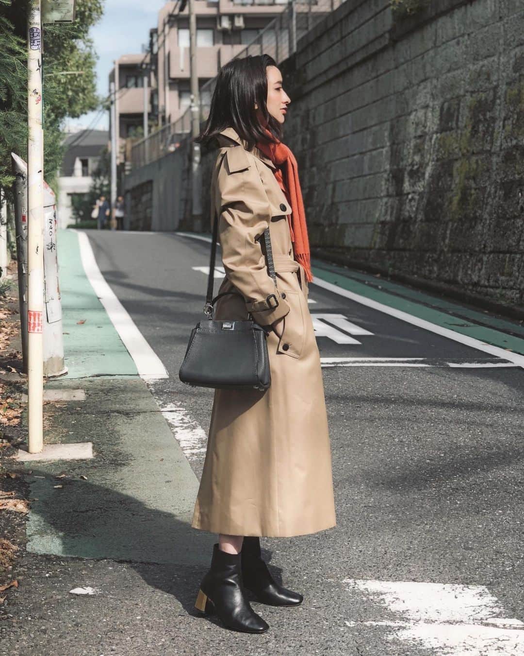 前田紀至子のインスタグラム：「日本に戻ったらぐっと寒くなっていて、スーツケースに入れておいたトレンチコートと巻き物が凄く重宝した昨日。 私は背が155cmと決して高くは無いので、トレンチを着る時は首元にスカーフやストールを持って来る（そうで無い時はシニヨンにしたりする）ことが多いです。 今回アクアスキュータムホワイトレーベルで買ったオレンジと水色のシルクカシミアのマフラーはまさに探し求めていたような色味なので、一緒に買ったジェンダーレスコートと合わせるのは勿論のこと、この冬に巻いて巻いて巻きまくる予感。 そしてブーツは早速気に入りすぎて、履く度にニヤニヤしてしまうレペット。 早くもっと寒くなってほしい、秋冬の装いを愉しみたい！ そんな気持ちになるアイテム達です。 #aquascutumwhitelabel#repetto#レペット#アクアスキュータムホワイトレーベル#ジェンダーレスコート#カシミア#フェンディ#ピーカブー#meandmypeekaboo」