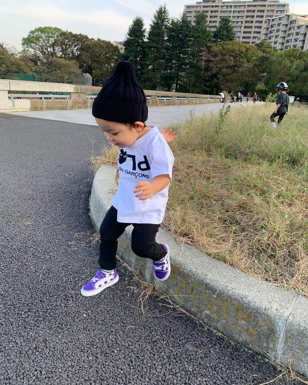 春名亜美さんのインスタグラム写真 - (春名亜美Instagram)「暑がりの息子達にはなかなか秋服が着せれない😅 このレギンス798円なのに、生地がしっかりしててコスパにビックリ😳 ・ #Tシャツ @commedesgarcons  #ウルトラストレッチパンツ @devirock__official  #ニット帽 #韓国で購入 #スニーカー @vans ・ ・ ・ #次男 #2歳3ヶ月 #2yearsoldboy #息子コーデ #息子coodinate #男の子ママ #son #boy #2yearsold #男の子コーデ #boysfashion #vans #vansオールドスクール」10月30日 17時37分 - amiharunaami