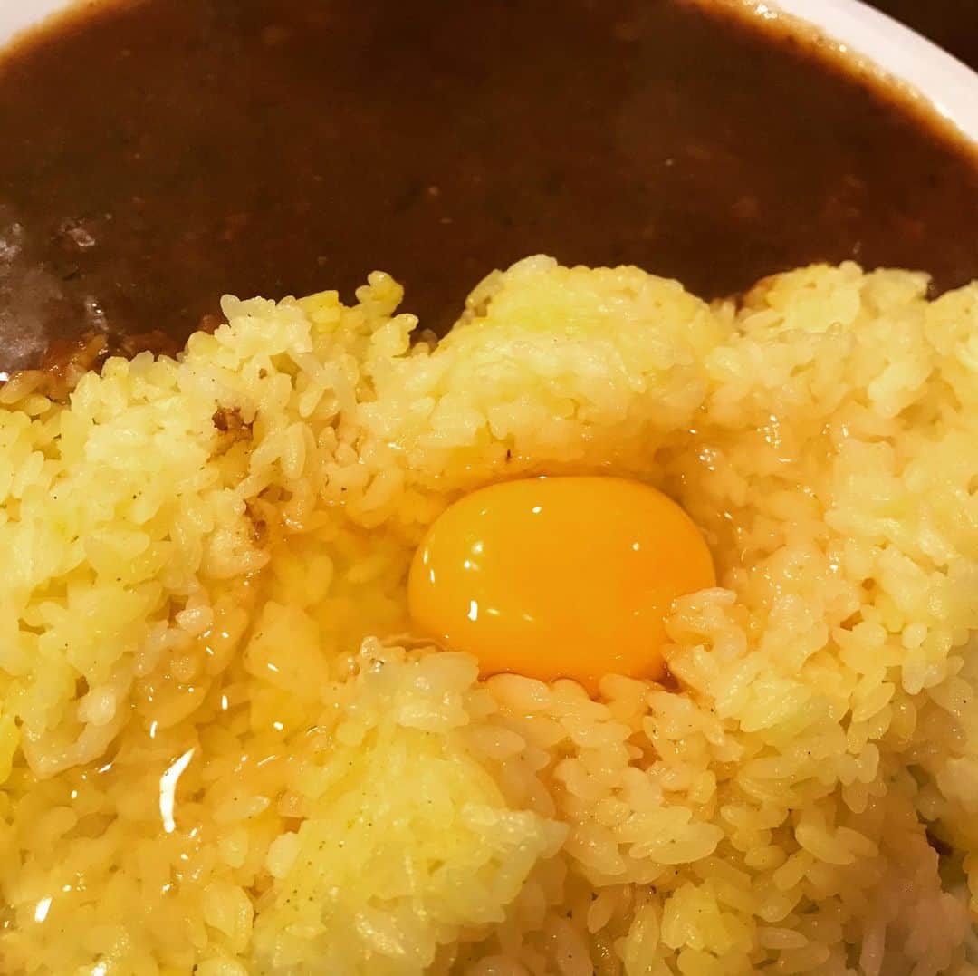 中野耕史のインスタグラム：「#SAVOY に行ってきました🍛 三宮センタープラザの地下にある老舗のカレー屋さん。 コミュニティFMで番組を担当していた時に何度も食べた思い出の味。 人手不足が原因で10月で営業休止するそうです。 再開の予定はあるそうですが時期は未定。 明日で一区切りです。 再開したら、また行きます。 感謝🍛 #神戸をカレーの街に」