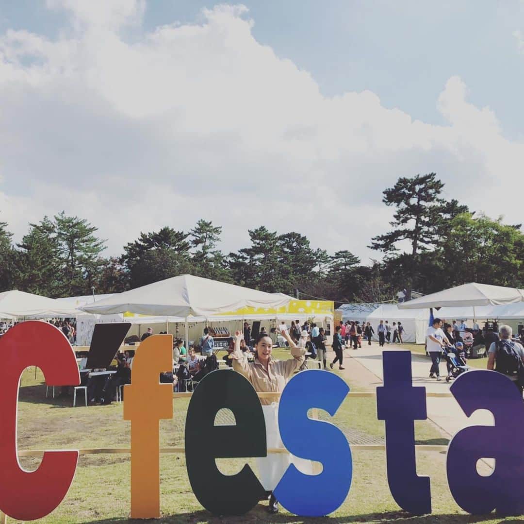 のインスタグラム：「C’festa奈良開催中🐈  奈良公園で美味しいもん食べられます。気持ちいい秋の奈良。 いつも行くお店のシェフ達が、ここにも、あそこにも…  楽し✨  C'festa is holding is being held at Nara Park.  It's beautiful Autumn day in Nara.  My favorite restaurant's chiefs is here.  It's fun!  #c'festa #アコルドゥ #白 #piano」