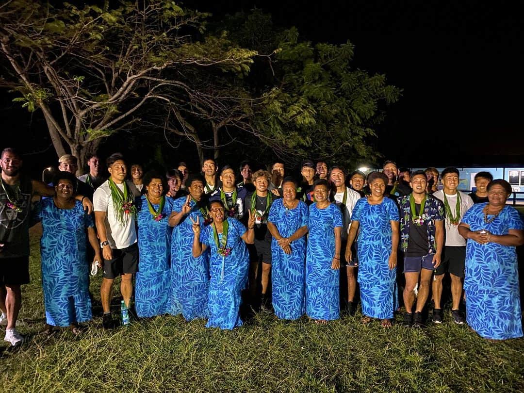 合谷和弘さんのインスタグラム写真 - (合谷和弘Instagram)「team dinner♪ . 現地の人達と踊ったり　 美味しいごはんを食べたり！ カバの儀式もありました！ なかなか渋めの味😅  異国情緒が溢れる 素敵な空間でした＾＾♪ #Fiji #🇫🇯 #セブンズ日本代表 #japan7s」10月30日 18時00分 - kazuhiro_goya