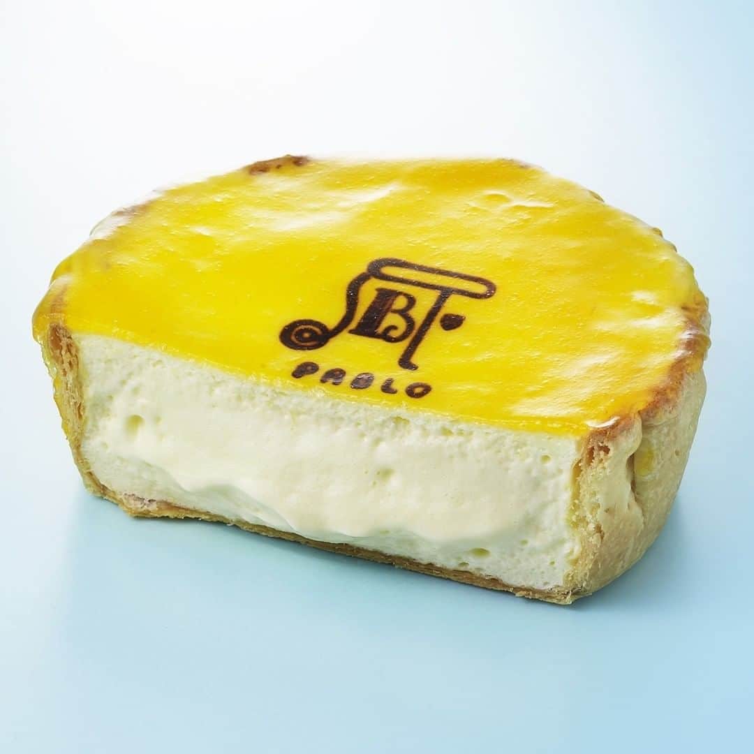焼きたてチーズタルト専門店PABLO パブロさんのインスタグラム写真 - (焼きたてチーズタルト専門店PABLO パブロInstagram)「⠀ 何度でも食べたい！ふわとろ食感のチーズタルト💕 【パブロチーズタルト】 ⠀ サクサクのタルト生地にアプリコットジャムをたっぷりと重ねた、絶妙なふわとろ食感✨ PABLOの工房でひとつひとつ丁寧に焼き上げた、深みのある味わいが魅力のチーズタルトです♪ チーズタルト専門店のPABLOが自信をもってお届けする看板商品を、ぜひお召し上がりください🎵 ⠀ ※一部店舗はアトリエ直送のチーズタルトとなります ※商品のご予約は承っておりません ※対象店舗につきましては公式HPをご覧ください ⠀ #PABLO #PABLOmini #パブロ #パブロミニ #チーズタルト専門店 #チーズタルト #スイーツ巡り #カフェ #カフェ巡り #お菓子部 #タルト #チーズ好き #プチ贅沢 #おやつの時間 #アプリコット #アプリコットジャム #とろけるスイーツ #レアチーズケーキ  #ご褒美スイーツ #パブロチーズタルト」10月30日 18時00分 - pablo_cheese_tart