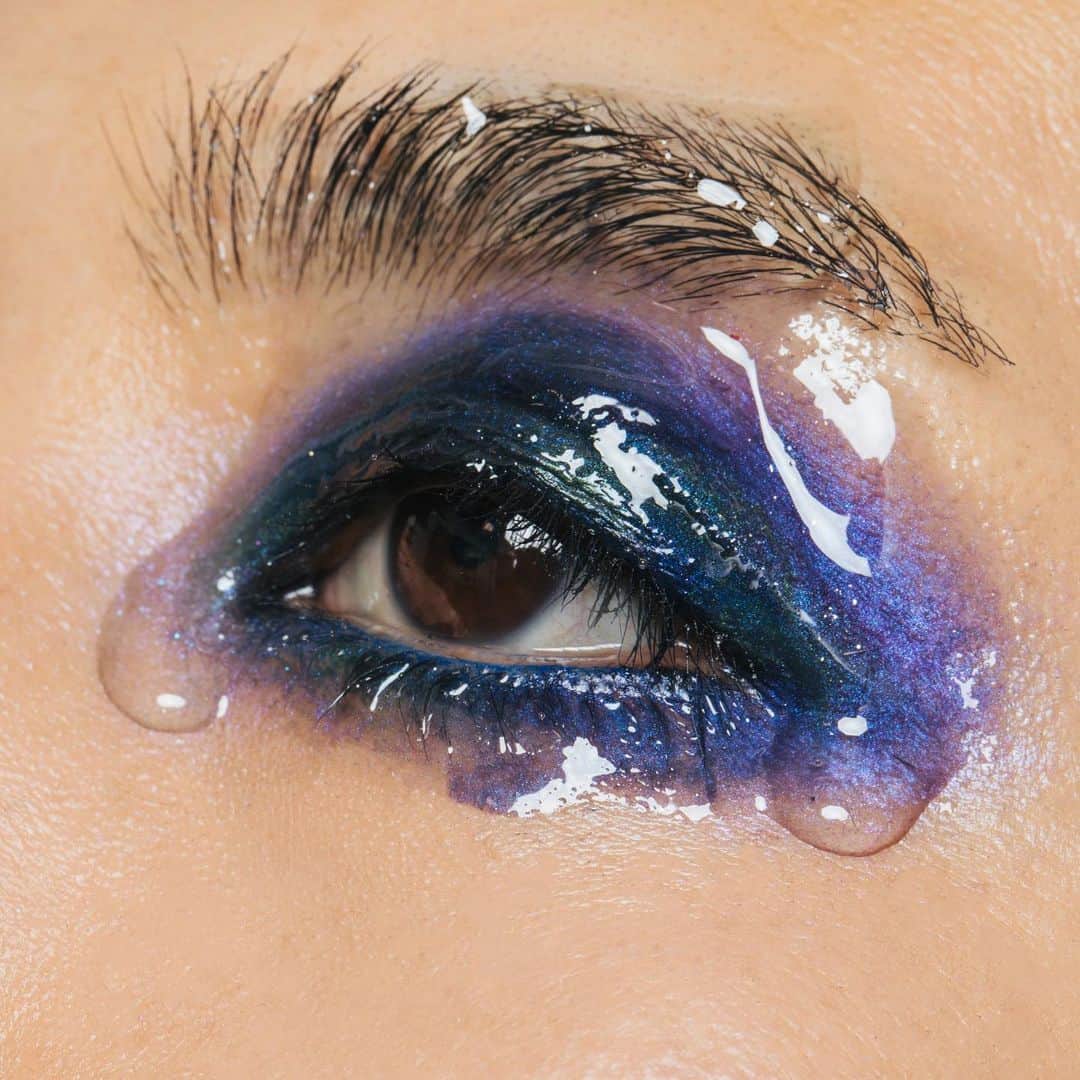 M∙A∙C Cosmetics Japanのインスタグラム：「ㅤ M·A·Cが提案するハロウィンメイク🎃 -EYE編- ダークブルーとヴィヴィッドなグリーンで彩った目元には、たっぷりとアイグロスをオン✨作り方は2枚目をチェックして👉 ㅤ ㅤ ↓↓使用メイン製品↓↓ [コール パワー アイ ペンシル]フィーライン [スモール アイシャドウ] イン ザ シャドウズ [スモール アイシャドウ] ヒューミッド [リフレクツ グリッター] リフレクツ ゴールド（表参道ヒルズ限定） [スタジオ アイグロス] （表参道ヒルズ限定） ㅤ ㅤ MAKEUP: M·A·C ARTIST HARUKA OGIWARA @mac_yokohamatakashimaya MODEL: M·A·C ARTIST HATSUO ARISAKA @macpro_tokyo PHOTO: @takaki_iwata ㅤ #MACHalloween #MACハロウィン ㅤ ㅤ ㅤ ㅤ ㅤ #MACCosmeticsJapan #MACコスメ #MACCosmetics #コスメ #メイク #アイシャドウ #アイメイク #makeup #cosme #lip #lipmakeup #cosmetics #ハロウィン #ハロウィンメイク #ハロウィンパーティー #ハロウィン2019 #halloween #halloweenmakeupideas2019 #halloweenmakeup #halloweenparty #ブルーメイク #メイクアップ #メイク好き #メイク術 #化粧品 #ラメメイク」