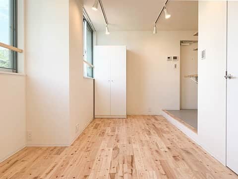 グッドルームさんのインスタグラム写真 - (グッドルームInstagram)「東京 #下赤塚 1DK 20.01㎡⁠ ⁠ ▼無垢な美しさ ⁠ 無垢床が気持ちのいい新築のお部屋。⁠ 柔らかな居心地の良さを感じます。⁠ ・⁠ お部屋の奥に、備え付けのベッドフレーム。⁠ 通気性の良いすのこになっています。⁠ セミダブルのマットレスも、⁠ 悠々と置ける広さなのもポイントです。⁠ ・⁠ タイルがキュートなキッチン。⁠ 上部には棚があり、よく使う食器類や、⁠ 調味料などを並べて置けます。⁠ ・⁠ すのこのベッドフレームの収納以外にも、⁠ 可動式のクローゼットや、脱衣所にも棚が。⁠ それぞれの用途ごとに細やかに収納でき、⁠ 使い勝手の良さを感じさせます。⁠ ・⁠ また、玄関には有効ボードが設置されており、⁠ フックや棚を付ければ、鍵などの置き場にも。⁠ ・⁠ オートロックや宅配ボックスなど、⁠ 防犯や生活面で頼もしい装備も揃っています。⁠ ・⁠ 土間キッチンで作った料理を、⁠ 日当たりのいい窓辺で味わう。⁠ 心地よさが詰まったお部屋です。⁠ ・⁠ こちらの物件は実際に住めるお部屋です。詳細はストーリー、ハイライトにて！⁠ ・⁠ こだわりのお部屋探しは、@goodroom_jp から URLをチェック！⁣⁣⁣⁣⁣⁣⁣⁣⁣⠀⁣⠀﻿⁠ ・⠀﻿⁠ ※最新のお家賃につきましては、リンク先物件ページからご確認ください。⁠」10月30日 17時53分 - goodroom_jp
