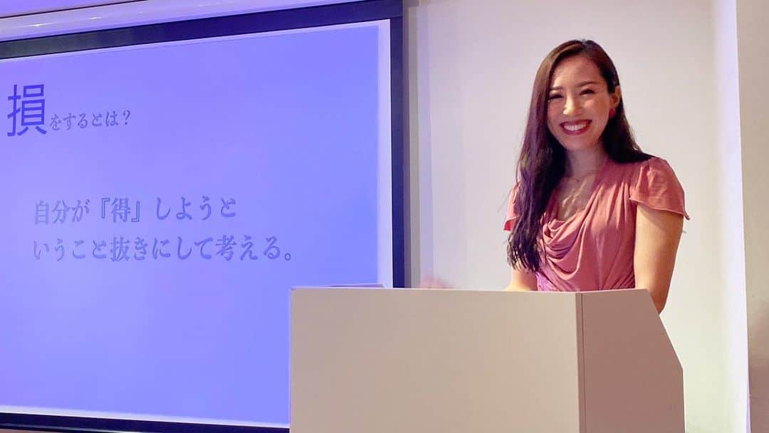 ありさ・あげまんクリエイターのインスタグラム：「•••﻿ ﻿ 『わかる』の「わ」と「か」を入れ替えると﻿ 不思議なことに「かわる」になる。﻿ ﻿ これが意味するところは案外深い。﻿ ﻿ 「分かる」と「変わる」なんですよね。﻿ ﻿ 何が変わるのかといえば、﻿ 世界の捉え方や世界の見方が変わり、﻿ それによって自分が変わるのである。﻿ ﻿ ﻿ そのなかで、﻿ 「教えることは二度学ぶことである」﻿ ﻿ ﻿ スピーチでもプレゼンでも、人前で発表するためには﻿ 事前にしっかりと調べたり、考えを整理して、﻿ まとめたりしなければならない。﻿ ﻿ 私のセミナーは、私自身が経験したこと、﻿ 色んな人の相談にのって疑似体験もしたことを元に、﻿ 私自身が経験から自然と振る舞っていたことを言語化したものです。﻿ ﻿ ﻿ 私が話したことってほとんど﻿ 経験から学び、無意識にやっていた事だから、﻿ 私にとっては言語化するのが実はとてつもなく難しいんですよね。﻿ ﻿ ﻿ でも言語化することによって、﻿ また新たな自分を発見できたり、凄く凄く内観して、﻿ また更に自分自身の理解がより深まりました。﻿ ﻿ ﻿ 本当にこのような機会をいただけたことを、﻿ 皆様に感謝しております。﻿ ﻿ ﻿ ﻿ アウトプットすることが前提にあるからこそ、﻿ インプットする意味もでてくることもあります。﻿ ﻿ ﻿ 「分かる」と「変わる」…﻿ ﻿ 自分の本を一冊出すような感覚で、﻿ 最高のハッピーエンドを目指して﻿ 自分の人生のストーリーを歩んでいく。﻿ ﻿ そんな人生を歩めたら素敵ですね(^^)」