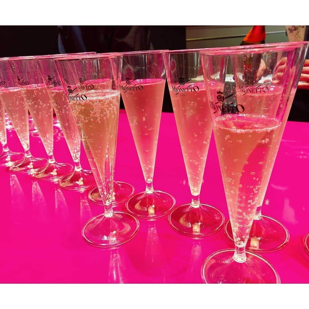 垰智子さんのインスタグラム写真 - (垰智子Instagram)「先日、サントリー様よりご招待頂き、OMOTESANDO HILLS SPECIAL PARTY に行って来ました🍸 . 今回、#表参道ヒルズ のPartyで提供されてた『ミオネット（ @mionetto_prosecco ）』は、 イタリア産のプロセッコで、グレーラ種を100％使用したスパークリングワイン✨ . フレッシュ・フルーティで軽やかだからお食事との相性も抜群なの.。o○ . #mionetto #ミオネット #sparklingwine #スパークリングワイン #prosecco #プロセッコ #alcohol #party #omotesando #omotesandohills」10月30日 17時57分 - taotao_tomo