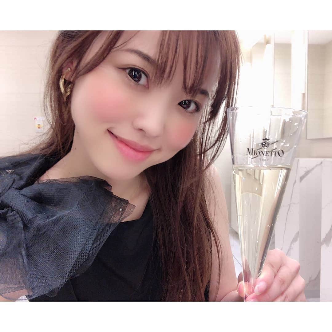 垰智子さんのインスタグラム写真 - (垰智子Instagram)「先日、サントリー様よりご招待頂き、OMOTESANDO HILLS SPECIAL PARTY に行って来ました🍸 . 今回、#表参道ヒルズ のPartyで提供されてた『ミオネット（ @mionetto_prosecco ）』は、 イタリア産のプロセッコで、グレーラ種を100％使用したスパークリングワイン✨ . フレッシュ・フルーティで軽やかだからお食事との相性も抜群なの.。o○ . #mionetto #ミオネット #sparklingwine #スパークリングワイン #prosecco #プロセッコ #alcohol #party #omotesando #omotesandohills」10月30日 17時57分 - taotao_tomo