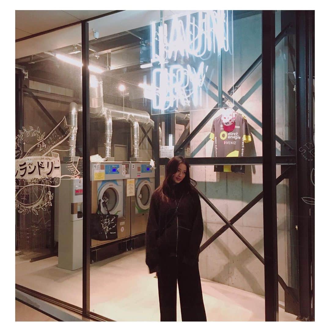 黒木晴香のインスタグラム：「五反田をパトロール(🍶)していたら 見つけたオシャレなランドリー💙 ——————————— #パトロール  #コインランドリー #coinlaundry #laundry #tokyo #japan #gotanda #laundryroom #家事なら一番洗濯が好き」