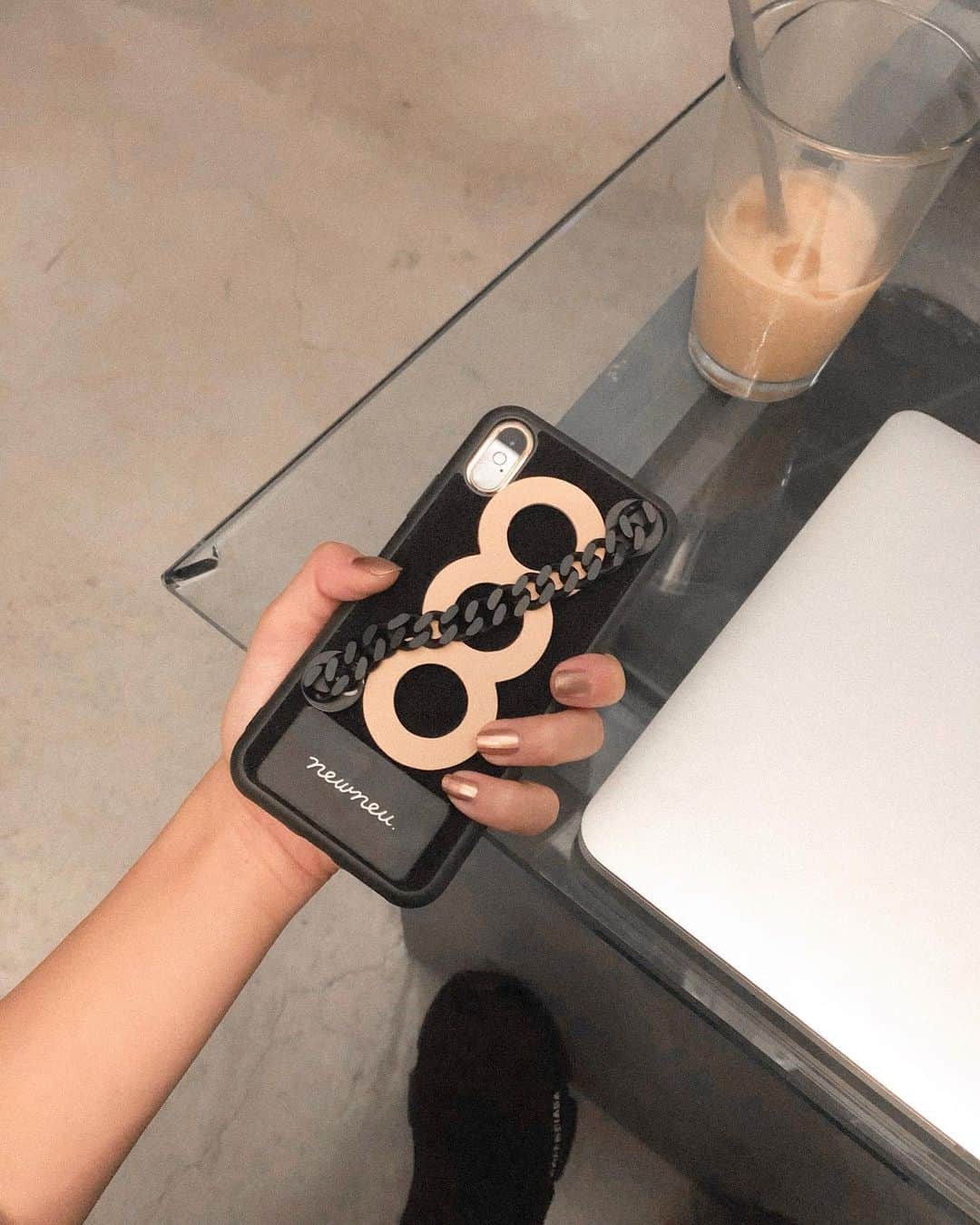 Lilmeのインスタグラム：「NEW📱✨@newneu_tokyo 🦋﻿ 自分で選んだパーツでオリジナルのiPhoneケースが出来上がりました☺️🖤‼︎@newneunew ありがとうです🙏🏼 ﻿ ﻿ #リルフォン#アイフォンケース#スマホケース#iPhonexs」