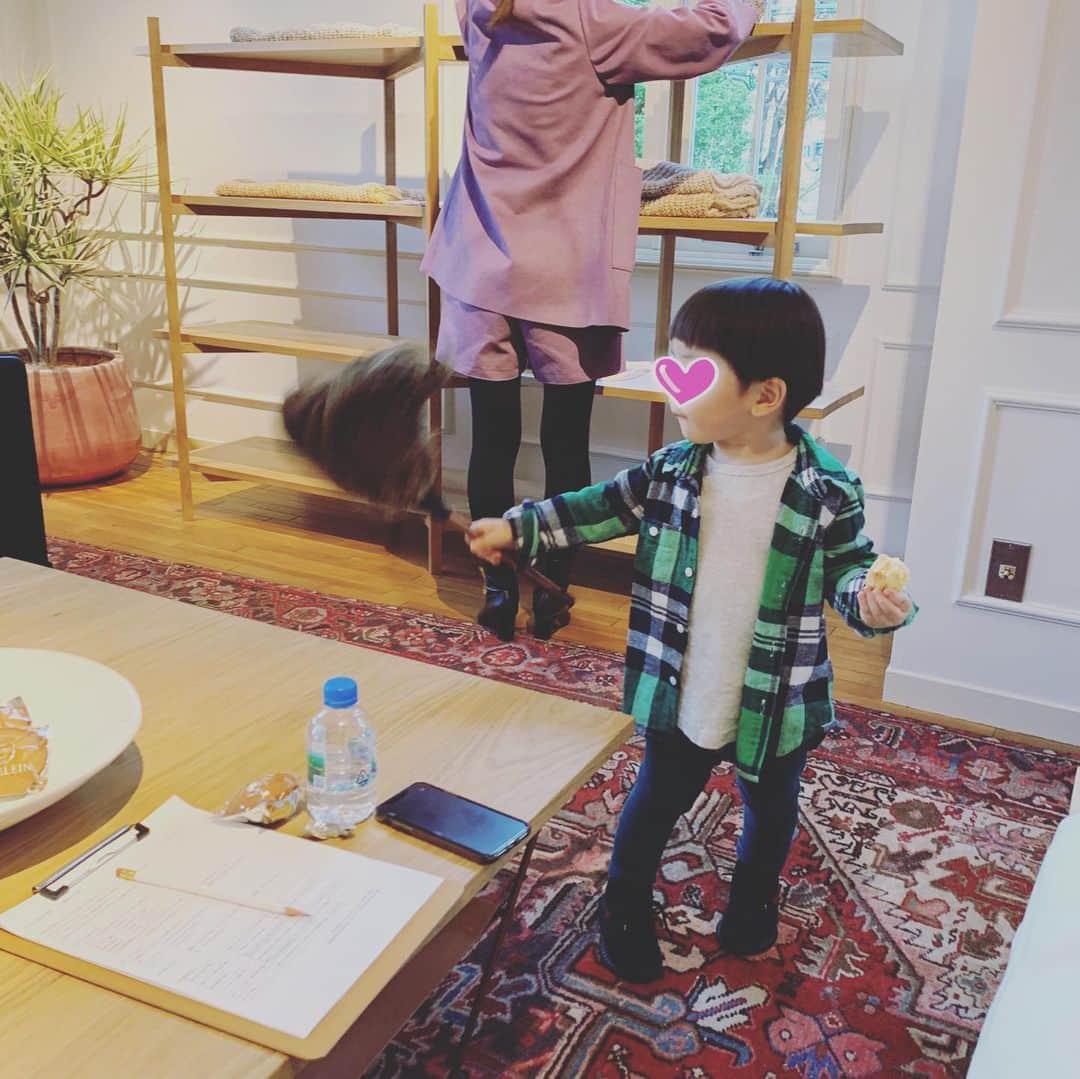 安田美沙子さんのインスタグラム写真 - (安田美沙子Instagram)「今朝は家族で、インフルエンザの予防接種へ。。。その後 @greed_tokyo の展示会へ❤️ あきちゃんと行ったら偶然りかりかにも会えた😊 息子も、沢山はしゃいで、皆んなが良くしてくれてありがたい。。。写真は、魔法のつえでおそうじしてくれてます。笑 . . . #instagood  #exhibition  #ss #greedinternational  #展示会で商品を買ってしまう #ヒョウ柄に目がない関西人」10月30日 18時08分 - yasuda_misako