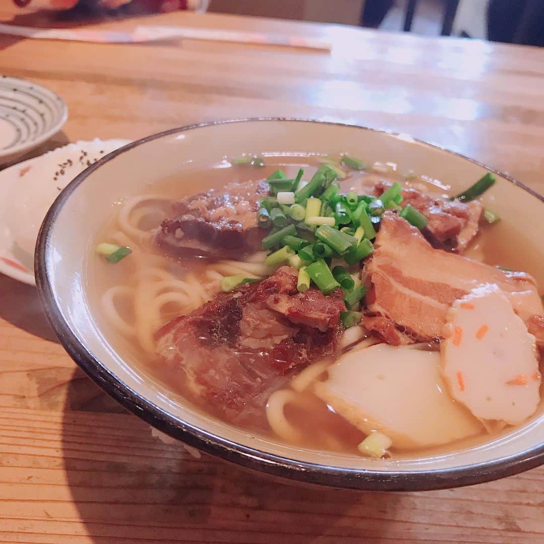 岸本セシルのインスタグラム：「おばあちゃんと「根夢」のミックスそばを食べにきたよ😋  ソーキと三枚肉と軟骨。お肉も柔らかくて鰹出汁が効いてて美味しい〜。シンプルで好きっ！  私的、沖縄そばランキングBEST3に入る🤤💛 #沖縄そば #沖縄そば毎日食べたい #おばあちゃん相変わらずおしゃべりずっと喋って元気すぎる #長生きしてね #1日1投稿」