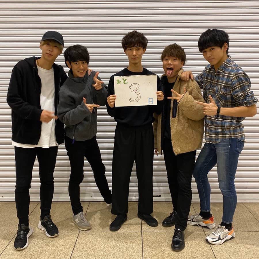 のインスタグラム：「みなさんこんにちは🌞 本日はミスターの集合写真です📷💥 ついに本日でネット投票最終日となりました！ 最後の投票よろしくお願いします🧸🎈 ミスミスターコンまで残り ✨３日✨ 応援よろしくお願いします！ *  #missmrdokkyocontest #mdc #missmrdokkyocontest2019 #mdc2019 #miss #mr #mister #dokkyo #dokkyouniversity #saitama #souka #soka #ミスミスター獨協コンテスト #ミスミスター獨協コンテスト2018 #ミスコン #ミスターコン #ミスコレ#大学 #獨協 #獨協大学 #埼玉 #草加 #instagood #instalike」