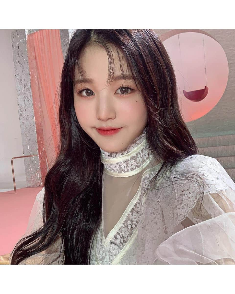 IZ*ONEさんのインスタグラム写真 - (IZ*ONEInstagram)「When IZ your BLOOMing moment?  #원영 #ウォニョン #IZONE #아이즈원 #アイズワン」10月30日 18時12分 - official_izone