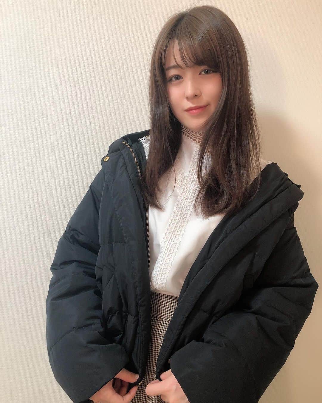 今井利奈のインスタグラム：「ついにダウンの季節がやってきてしまいました❄️ あっという間すぎ、、！ ・ ・ 着膨れしないのに温かくて合わせやすいという神ダウンです😃 カラーは全部で5色！ どれも可愛いのでチェックしてみてください👀✨ ・ 身長161cm ・ ・ #dazzlin#dazzlin_campus#sakiiro_dazzlin#sakiiro#ダズリン#冬コーデ#ダウンジャケット#ダウン#おすすめ」