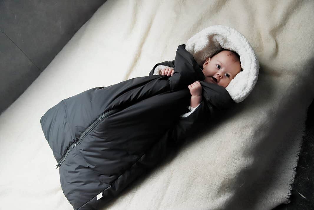 MARLMARL（マールマール）さんのインスタグラム写真 - (MARLMARL（マールマール）Instagram)「真冬の寒さから赤ちゃんを守る﻿ #3WAYベビーカバー﻿ ﻿ ___﻿ ﻿ baby cover (全3色)﻿ ¥ 15,000 + tax ﻿ ﻿ ___﻿ ﻿3way ☑︎抱っこ紐カバー﻿ ☑︎おくるみ﻿ ☑︎ベビーカーブランケット　﻿ ﻿ など、赤ちゃんのいる生活に寄り添う多用途なアイテムです。﻿ ﻿ ﻿ ファスナーで開閉できるアームホールや、赤ちゃんの足が飛び出さないようにスナップボタンで簡単に開閉できる裾など、機能性を追求しました。﻿ ﻿ ﻿ ダウン90%,フェザー10％と素材にもこだわり、﻿ 暖かさも抜群。﻿ 持ち運びに便利な#収納袋付き！！﻿ ﻿ #フード取り外し可能 です。﻿ ﻿ ﻿ ﻿ ※ギフトラッピング可能﻿ ﻿ ﻿ ___﻿ #marlmarl #marlmarl_cd ‌‌‌﻿ #babygift‌‌#babyshower‌‌#出産祝い‌‌﻿ #ベビーギフト‌‌#マールマール‌‌﻿ #子どものいる暮らし#赤ちゃんのいる暮らし#babylife#babystyle#ママライフ#マタニティ#新米ママ#育児#抱っこ紐カバー#おくるみ#ベビーカーブランケット」10月30日 18時20分 - marlmarl_tokyo