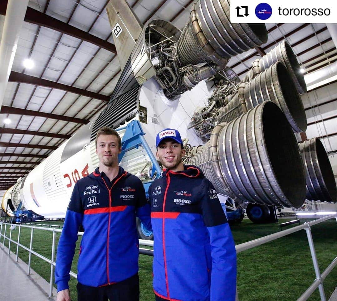 F1さんのインスタグラム写真 - (F1Instagram)「@danydk1 and @pierregasly on tour! 🇺🇲 . Where should they visit next? 🤔 . #repost x @tororosso . Thanks @nasa for showing these couple of rockets around 🚀👌 . #F1 #ToroRosso #Honda #RedBull #Formula1 #NASA #USGP @f1」10月30日 18時20分 - f1
