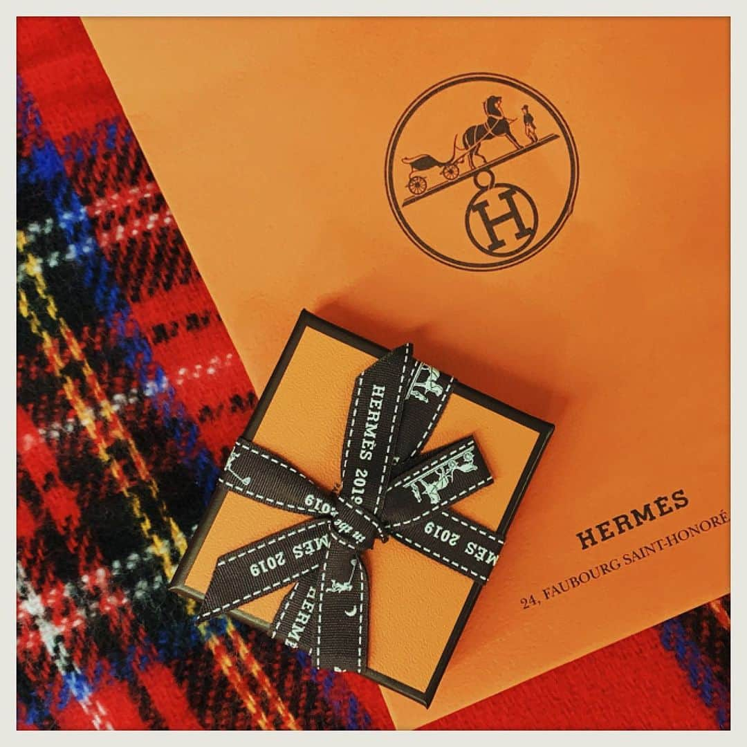 知華さんのインスタグラム写真 - (知華Instagram)「2019.10.30 事務所へ行ったら #HERMES さんから 素敵な贈り物が🎁❤️ ありがとうございます。 #🎁 #present #贈り物 #嬉しいプレゼント #happy #元気が出た」10月30日 18時29分 - tomoca1204