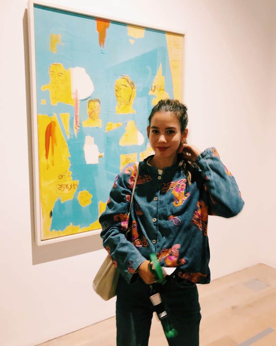 のインスタグラム：「六本木で仕事ついでに 行きたかったバスキア展へ🖼🎨🎫 ・ 何だかんだ アンディウォーホルとバスキアは 日本でやるたび 行ってるような？💭 ・ ・ 音声ガイドも無料だし なかなか見応えあって 素敵な時間を楽しみました✌🏽💕 ポストカードも沢山get🌼🌼 ・ ・ あの頃のNYの勢いと濃さに 憧れちゃうけど 絶対的に怖い🤣🤣 ・ ・ ・ #バスキア展 #バスキア #六本木ヒルズ #森アーツセンターギャラリー」