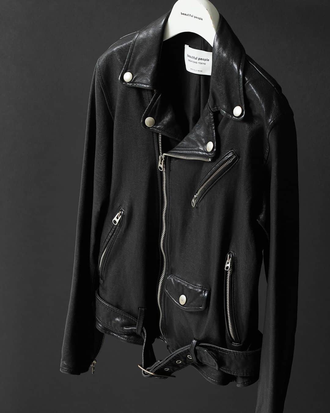 のインスタグラム：「【vintage leather riders jacket⁠】⁠⠀ ⁠beautiful peopleのライダースはブランドを代表するアイテム。⁠スタイリッシュなサイズ感でありながら着心地のよさを実現できるのは国内外のブランドで経験を積んだデザインチームの高度なパターン技術によるもの。⁠⠀ ⁠⠀ 数ミリ単位の型紙の調整を行い、日々改良を重ねて完成したアイテムです。⁠⠀⁠⠀ 革はラムレザーを使用。⁠⠀ ⁠⠀ 染色時に特殊なオイルを添加し、ベジタブルなめし特有の芯の硬さが残らないよう加工することにより、最も柔らかくしっとりとした風合いに。⁠⠀ 上品さとカジュアルさを兼ね備えています。⁠⠀⁠⠀ ⁠⠀ スタイルに合わせたサイズのセレクトでレディース、メンズ問わずに着用可能。⁠⠀ ⁠⠀ ぜひお試しください。⁠⠀ ⁠⠀⁠⠀ 〈取扱店舗〉⠀⠀⠀⠀⁠⠀⁠⠀⁠⠀ ■オンラインショップ（https://beautiful-people.jp/）⁠⠀⁠⠀⁠⠀ ■青山店（東京都港区南青山3-16-6）⁠⠀ ■伊勢丹新宿店本館2階⁠⠀ ■阪急うめだ店3Fモード⁠⠀ ■イセタンクローゼットルクアイーレ4F⁠⠀ ⁠⠀ #beautifulpeople⁠⠀ #定番アイテム⁠⠀ #スタンダードアイテム⁠⠀ #standard⁠⠀ #ライダース#バイカージャケット#Bikerjacket⁠⠀ #レザージャケット」