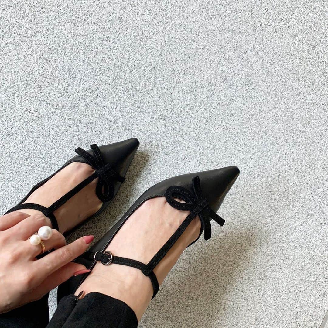 のインスタグラム：「・ ・ お天気が良かった今日は @liala_official のnew ringと @annabaiguera のnew shoesでお出かけ☀️ ・ ・ #ring #pearl #accessory #liala #shoes #flatshoes #annabaiguera #ribbon #black #fashion #coordinate #instafashion #リング#シューズ #フラットシューズ #パール #パールアクセサリー #パールリング」