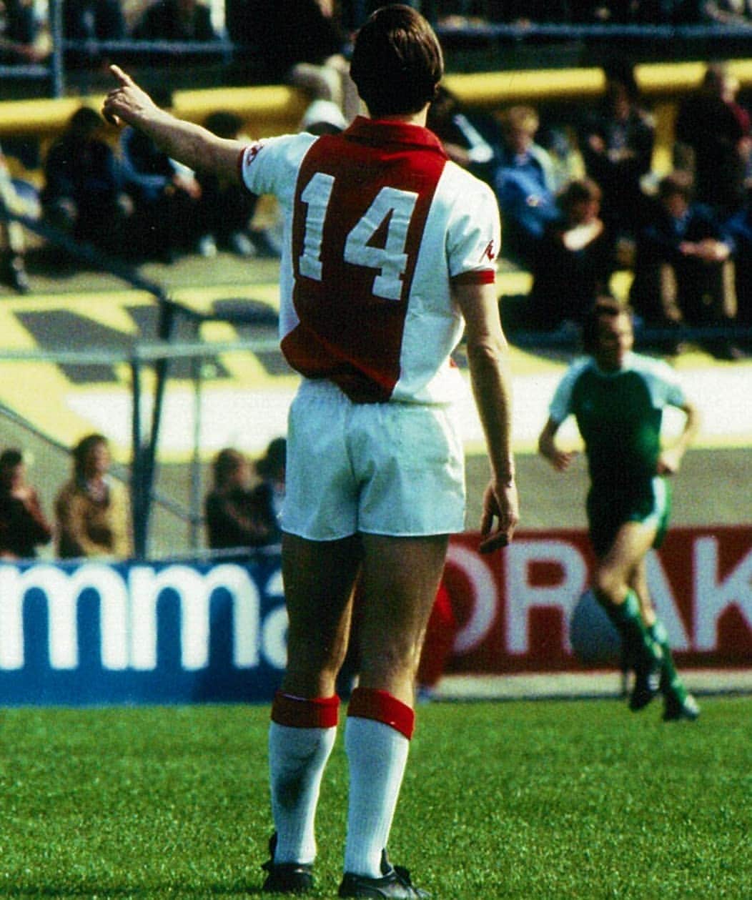 ヨハン・クライフのインスタグラム：「On this day in 1970, Johan returned after a long injury. His usual number 9 was given to his teammate Gerrie Mühren, so Johan chose another one: the 14.  @afcajax defeated PSV 1-0 and Johan's superstition was the reason he kept wearing the number 14. #CruyffLegacy #14forever 📸 @afcajax」