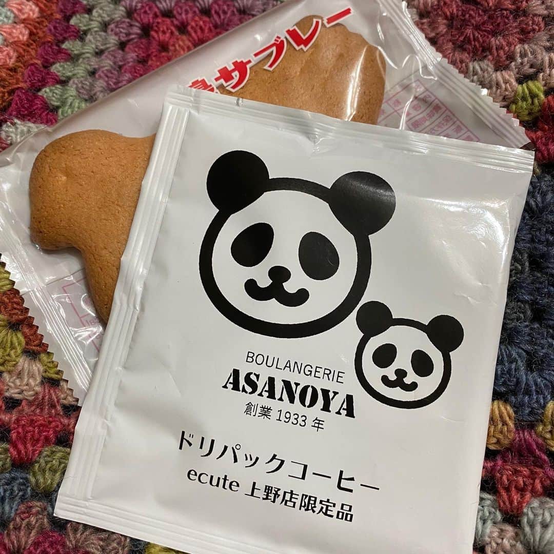 野間美由紀のインスタグラム：「お友だちが上野限定のパンダコーヒーと鳩サブレー送ってくれました。嬉しいぃ😆」