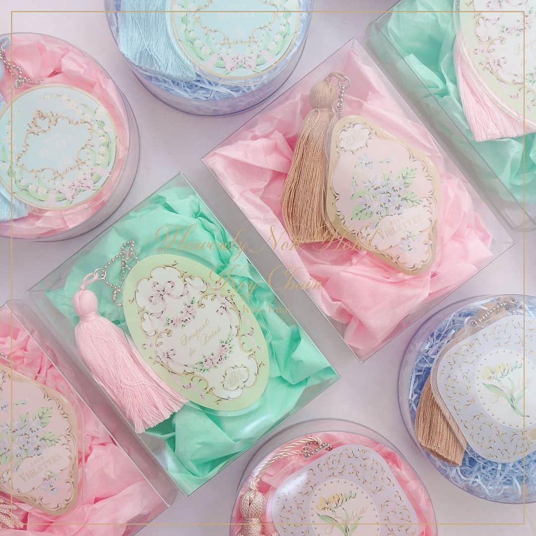 今井キラのインスタグラム：「𝒩ℯ𝓌﻿ Heavenly Note Hotel ﻿ Key Chain﻿ タッセル付き﻿ ﻿ 「Heavenly Note Hotel」で使われているホテルキーをイメージしたキーチェーン。﻿ ﻿ タッセル付きタイプは前回使用したタッセルが廃盤の為、違うタッセルを使用しています、価格も前回とは異なります。何卒ご了承くださいませ💦﻿ 探し回った甲斐あって、イメージに合うかわいいタッセルが見つかりました🗝﻿ ﻿ 今井キラ個展「Note」﻿ 2019年11月8日－12月1日﻿ 浅草橋 パラボリカ・ビス﻿ ＊火水休館﻿ ﻿ 🗝﻿ ﻿ 🗝﻿ ﻿ 🗝﻿ ﻿ #kiraimai #🗝#香水 #perfume #lolitafashion」