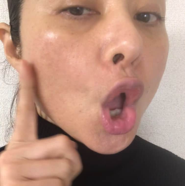 間々田佳子のインスタグラム：「今日の顔ヨガ💕 アップすぎてすいません😅💦 #DMM間々田サロン」