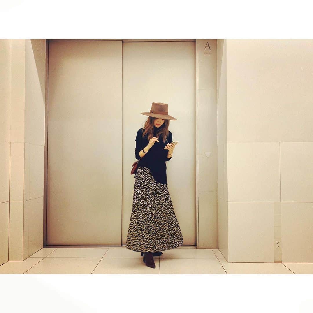 のインスタグラム：「本日の撮影も無事終了💞 最近は、前に広告でお世話になっていた @fifth_storeのレオパードプリーツスカートが登場回数多め🌹 細かなプリーツが動くたびに軽やかなシルエットになり、黒いトップスや白いニットと合わせています👍🏻✨ 最近はレオパード柄や牛柄が気になっております🐮 #fifth#フィフス#fifthコーデ#pr#レオパードプリーツスカート」