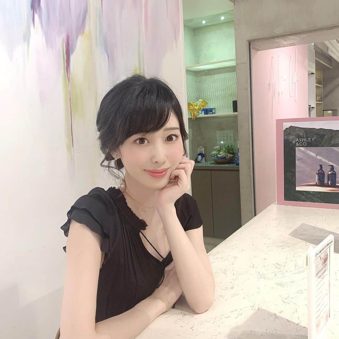 sakiのインスタグラム：「. ハロウィン🎃👻🧟‍♀️💕🦇 31日当日は17Liveオフラインイベント ハロウィンパーティーがあります🎃🎉 . 去年はバニーちゃんでした🐰💕 今年の衣装も楽しみです🥰 皆さん遊びに来てください💕 . 明日の19時頃からです✨ . . #17Live #ライブ配信　#ハロウィンパーティー　#halloween #dresscode #hairstyles #ライブ配信　#配信 #イチナナ」