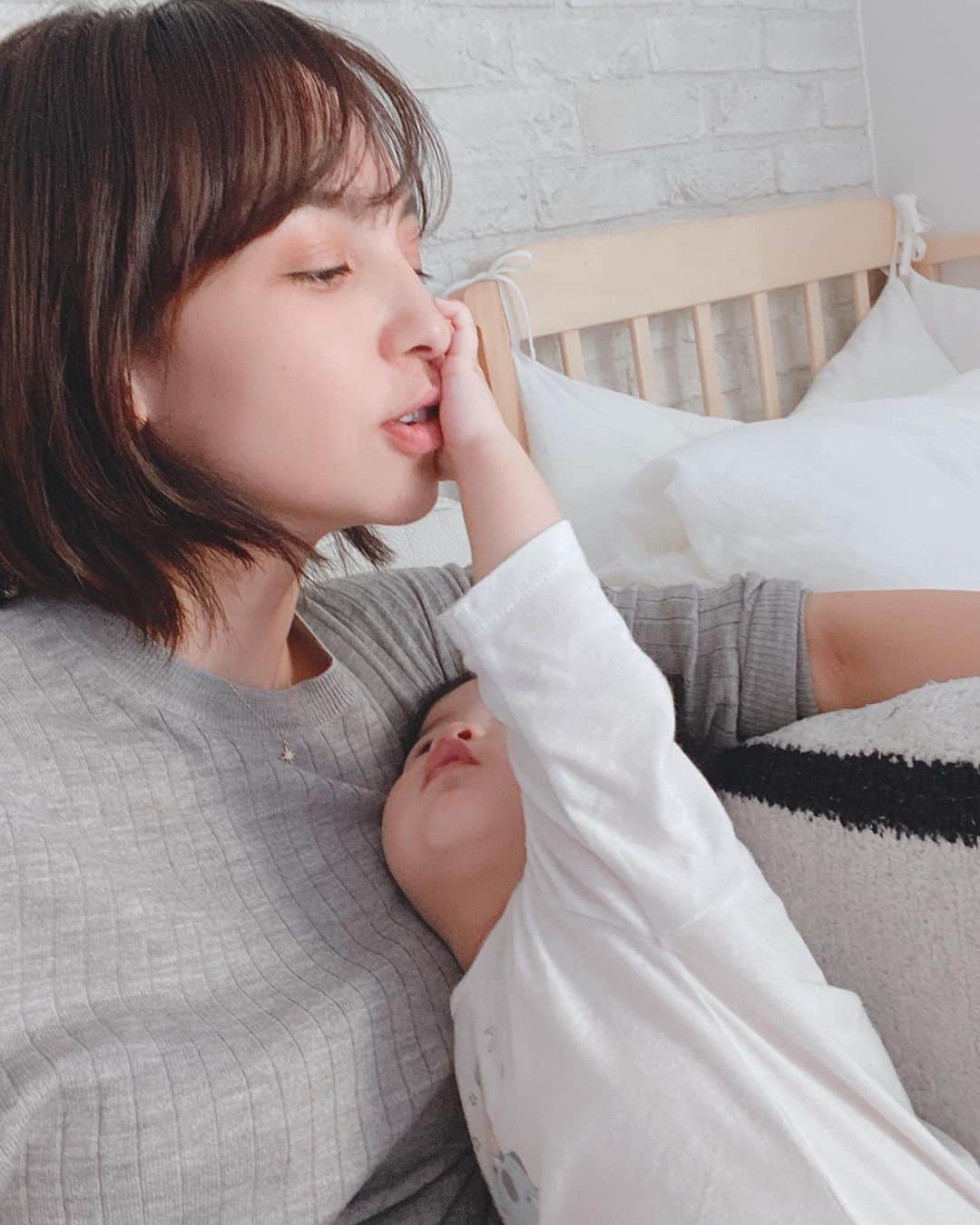 鈴木サチさんのインスタグラム写真 - (鈴木サチInstagram)「今日は 朝起きてくる前から家出たから、 帰ってきてからはお互いずっとベタベタくっついてた😍😍😍 最後の写真はすごい勢いで顔押し付けられてます。 はぁ可愛い。 親バカしてます。。。(^_^;) #mama #mother #model #kids #baby #family #次男 #6ヶ月 #ママモデル #3児ママ #tokyo #japan」10月30日 18時41分 - sachi_suzuki