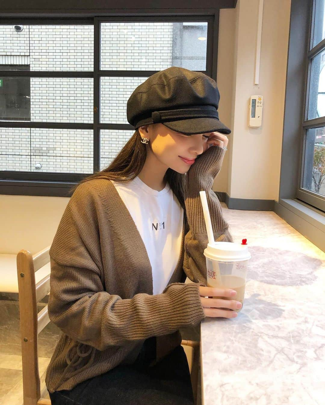 岡部あゆみさんのインスタグラム写真 - (岡部あゆみInstagram)「🥤 帽子の楽さに気づいてしまった☺︎ 可愛い帽子いっぱい集めたいな♡﻿ ﻿ #お散歩 #カフェ巡り #タピ活 #キャスケットm#バーニーズニューヨーク #ロゴt #ヌメロベントゥーノ #フィフス#ウエストマークニットカーディガン#重ね着コーデ #パンツコーデ #秋コーデ @fifth_store #fifth #fifthtl #BarneysNewYork #n21」10月30日 18時42分 - ayumi_okabe