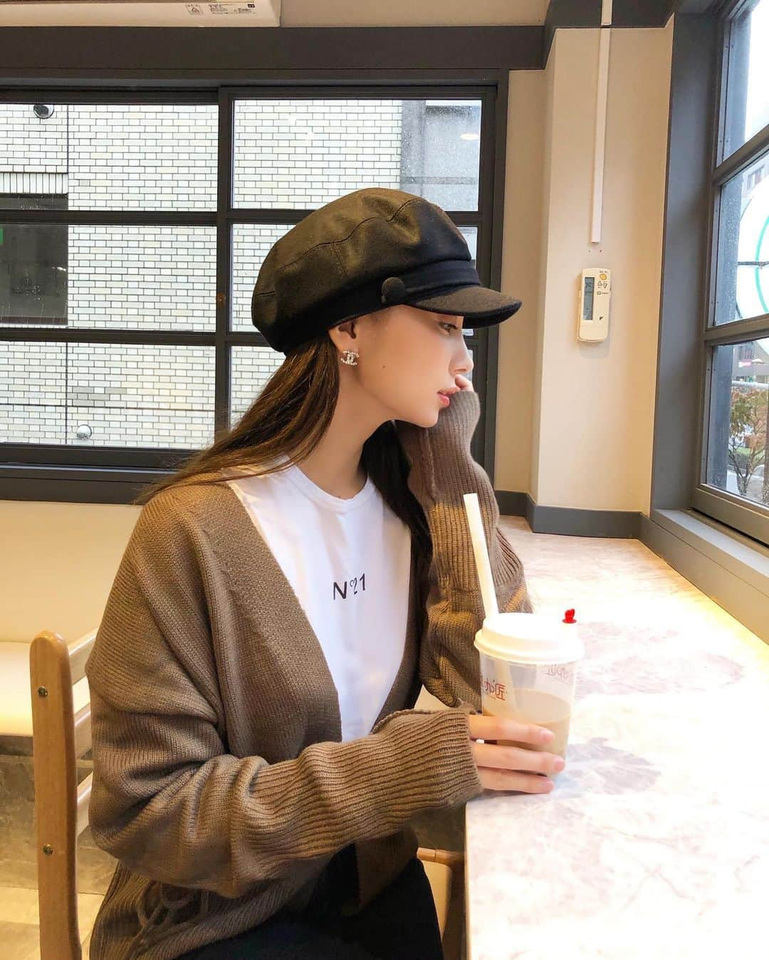 岡部あゆみさんのインスタグラム写真 - (岡部あゆみInstagram)「🥤 帽子の楽さに気づいてしまった☺︎ 可愛い帽子いっぱい集めたいな♡﻿ ﻿ #お散歩 #カフェ巡り #タピ活 #キャスケットm#バーニーズニューヨーク #ロゴt #ヌメロベントゥーノ #フィフス#ウエストマークニットカーディガン#重ね着コーデ #パンツコーデ #秋コーデ @fifth_store #fifth #fifthtl #BarneysNewYork #n21」10月30日 18時42分 - ayumi_okabe