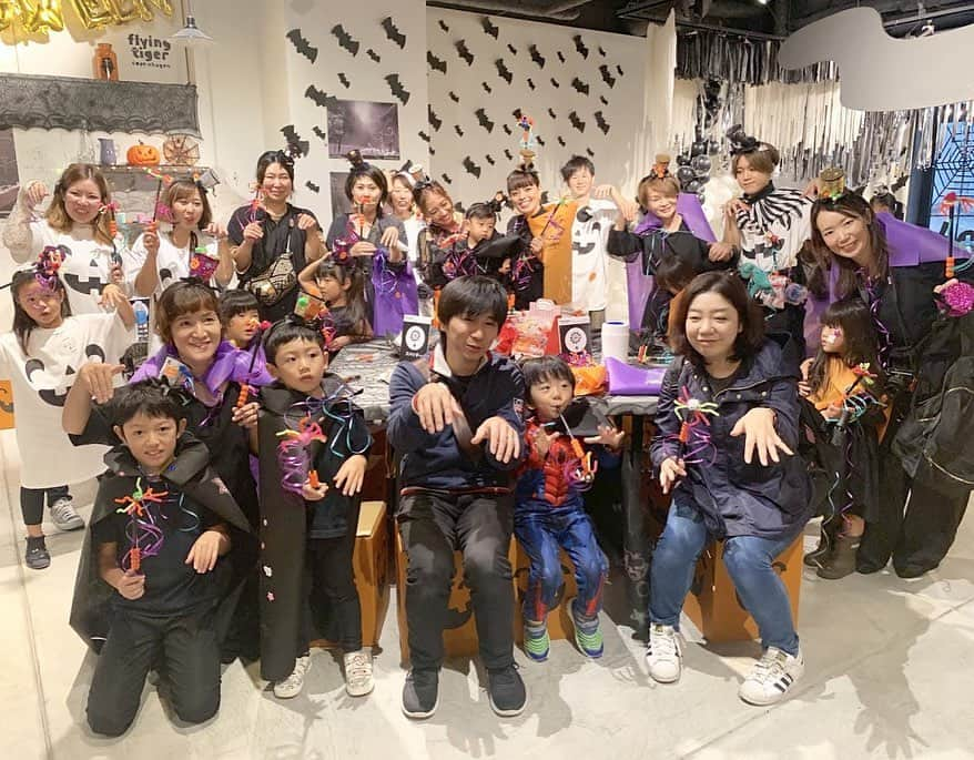 Flying Tiger Japanさんのインスタグラム写真 - (Flying Tiger JapanInstagram)「もうすぐハロウィンBOO👻 Welcome to the Ghost House🦇 Fan Meeting 2019 にお越しいただいた皆さま、ありがとうございました！ . 東京編に続き〈京都編〉のイベントの様子をご紹介！ . 【プログラム②おばけのお菓子パーティー！】 ”ビビデバビデブ～”魔法により、お菓子がいっぱい出てきました。ただ食べるだけじゃもったいない！ . カップケーキの上に好きなお菓子をデコレーションして、仲間のおばけたちと交流を楽しみました✨ . ●フード企画担当 @fete.en.rose  @party_mimi_711  @megu____86 . カップケーキのアイディアは、是非参考にしてみてくださいね。 . さぁ、次は、おばけとして、人を驚かせる練習「おばけプラクティス」の時間です。 （次の投稿に続く） . ------------------------ まるで文化祭みたい。ファンの皆さんが集まり、作り上げたイベント『ファンミーティング2019』 テーマは、"ハロウィン🎃"ゴーストハウスをイメージして企画しました。 . 今回のイベントは、Flying Tiger Copenhagenの公式部活、 #ftcパーティー部 #ftcあそ部 の部員さんが集まり、実行委員として、装飾やフード、アクティビティ、映像、すべてゼロから考え、何度かのミーティングを重ね、準備を進めてきました！ . 形になった、ゴーストハウスには、部員の皆さんの沢山なのアイディアが隠れています👻少しずつ、ご紹介させてください！ . 明日は、ハロウィン！ 皆さま素敵なハロウィンをお過ごしくださいね🎶 . ============== 1000 TAK❤️! 実行委員の皆さん ============== @partika_info  @yummys_gallery  @peachannel123  @w2432e @k_pocky @____kens  @sayaca_mama  @sakino1129  @sanae.miyagi  @bell__mell @days_jun  @ti.ti.joyeux  @fuurin2019  @party_mimi_711  @nelsonandbobson  @lluviaderosa  @maichiru  @usamami  @_mayamasuda_  @mary_aitsu  @piii.tan  @mikuakai  @mihomiusora  @megu____86  @fete.en.rose  @usagi_risu  @li2925  @haruto.69  @naremeruma . . #ftcファンミ #フライングタイガーゴーストハウス」10月30日 18時43分 - flyingtigerjp