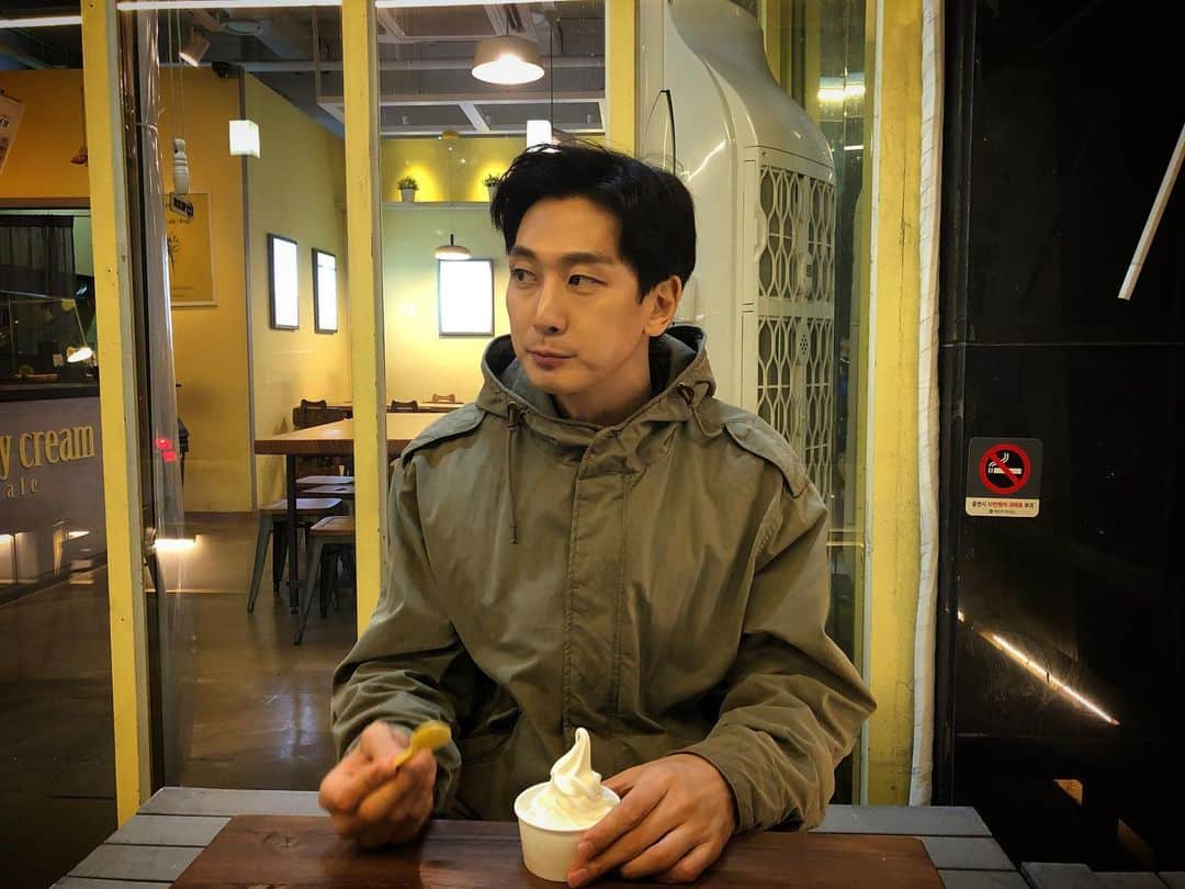 シム・ジホさんのインスタグラム写真 - (シム・ジホInstagram)「. 추울 땐 밖에서 아이스크림이지~🍦」10月30日 18時45分 - pickybonbon