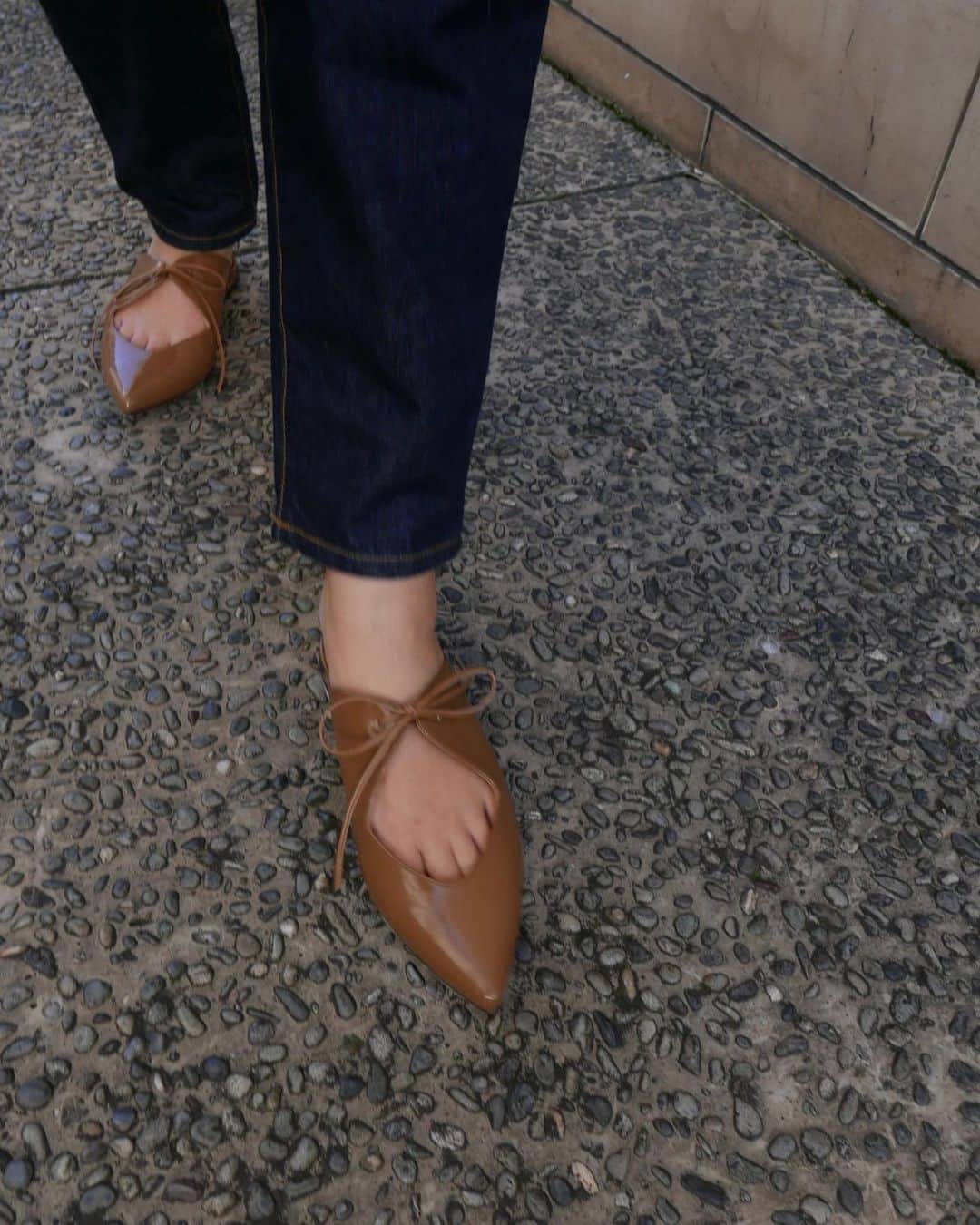 JUNNAさんのインスタグラム写真 - (JUNNAInstagram)「@etretokyo  冬のお足元...❤️ 可愛すぎて下見て歩いちゃう。  ふと立ち止った時もなんだか可愛いお靴なのです。  ソックス合わせも可愛いね... このツヤ。 マロンカラーたまらぬ。 ・ ・ shoes/ELIN Pointed slip-on  発売中 denim/#エトレサルエルデニム　10月31日発売  #etretokyo #only #靴 #シューズ#etreselect #ブーツ#大人コーデ #大人 #大人カジュアル #カジュアル #カジュアルコーデ #カジュアルファッション #くつ #靴好き#ベージュ #ベージュカラー #ベージュコーデ#置き画倶楽部 #置き画」10月30日 18時45分 - junna