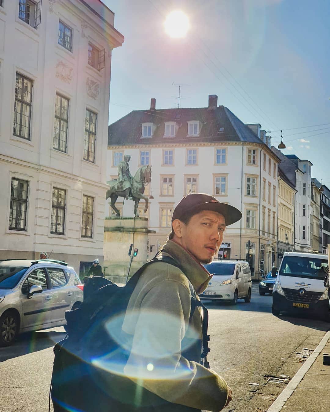 バイトゥーイ・ズワピットさんのインスタグラム写真 - (バイトゥーイ・ズワピットInstagram)「คุณลุงทำเปงเข้มม 🤨 . #ZuvapitSnap #zvpvacation  #Copenhagen #wonderlustcopenhagen #แฟโร่โลโฟเท่นสวีเด้นโคเปนเฮเก้น」10月30日 18時48分 - iiitoei