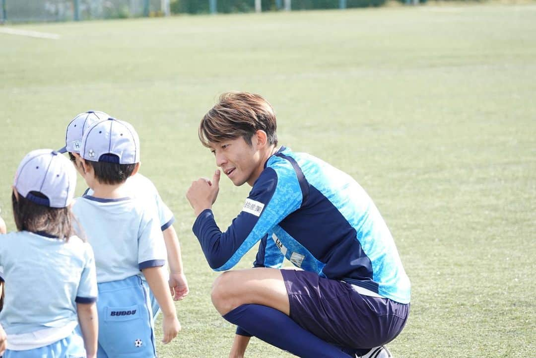 横浜FCさんのインスタグラム写真 - (横浜FCInstagram)「- 横浜FC選手がバディスポーツ幼児園の子供達と朝体操を行いました！ - #yokohamafc #横浜FC #HAMABLUE #HAMAPRIDE #三ツ沢を青にそめよう #jleague」10月30日 18時50分 - yokohamafc_official