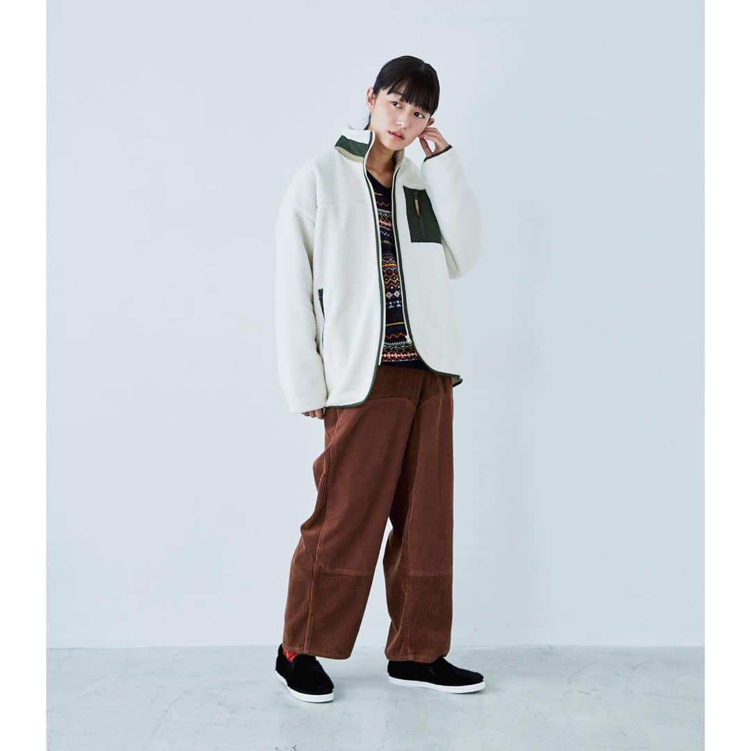 niko and ...さんのインスタグラム写真 - (niko and ...Instagram)「. 【着回しアイテム▶▶ボアブルゾン】 . 見た目にも着心地もあたたかな1枚で、デイリーに着られるラフなデザイン。 テープやポケットとの配色がポイント。 カジュアルなスタイリングはもちろん、ワンピースやスカートなどと合わせレディライクに仕上げるのもオススメ。 . 「#ニコフク。」とは、男女交互に5日毎で着回し術をご紹介。 @nikoand_official のストーリーズで毎日配信をしていますので是非チェックを！ . . #nikoand #ニコアンド #であうにあう #styleeditorialbrand #uni9uesenses  #everyday_nikofuku #ニコフク #ボアブルゾン #阿部朱梨」10月30日 18時58分 - nikoand_official