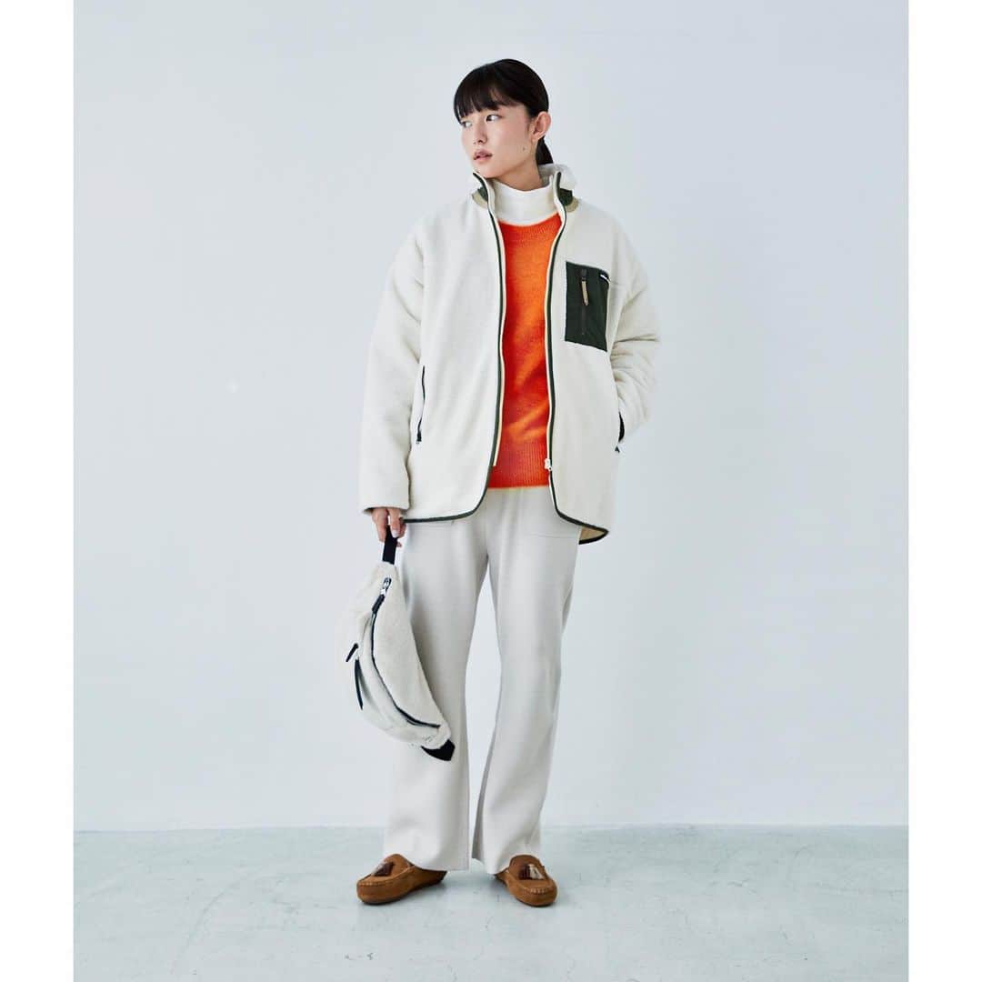 niko and ...さんのインスタグラム写真 - (niko and ...Instagram)「. 【着回しアイテム▶▶ボアブルゾン】 . 見た目にも着心地もあたたかな1枚で、デイリーに着られるラフなデザイン。 テープやポケットとの配色がポイント。 カジュアルなスタイリングはもちろん、ワンピースやスカートなどと合わせレディライクに仕上げるのもオススメ。 . 「#ニコフク。」とは、男女交互に5日毎で着回し術をご紹介。 @nikoand_official のストーリーズで毎日配信をしていますので是非チェックを！ . . #nikoand #ニコアンド #であうにあう #styleeditorialbrand #uni9uesenses  #everyday_nikofuku #ニコフク #ボアブルゾン #阿部朱梨」10月30日 18時58分 - nikoand_official