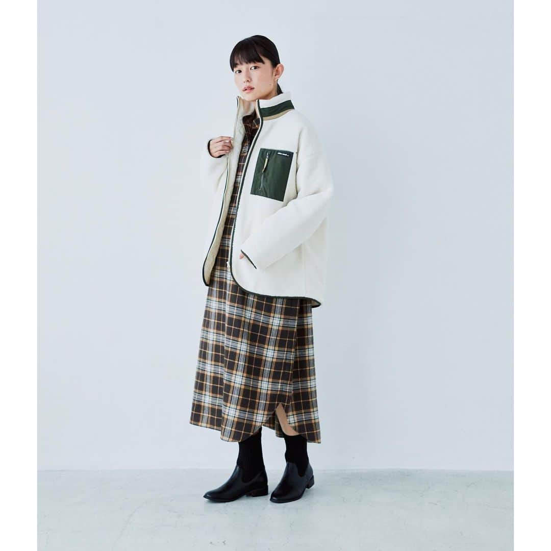 niko and ...さんのインスタグラム写真 - (niko and ...Instagram)「. 【着回しアイテム▶▶ボアブルゾン】 . 見た目にも着心地もあたたかな1枚で、デイリーに着られるラフなデザイン。 テープやポケットとの配色がポイント。 カジュアルなスタイリングはもちろん、ワンピースやスカートなどと合わせレディライクに仕上げるのもオススメ。 . 「#ニコフク。」とは、男女交互に5日毎で着回し術をご紹介。 @nikoand_official のストーリーズで毎日配信をしていますので是非チェックを！ . . #nikoand #ニコアンド #であうにあう #styleeditorialbrand #uni9uesenses  #everyday_nikofuku #ニコフク #ボアブルゾン #阿部朱梨」10月30日 18時58分 - nikoand_official